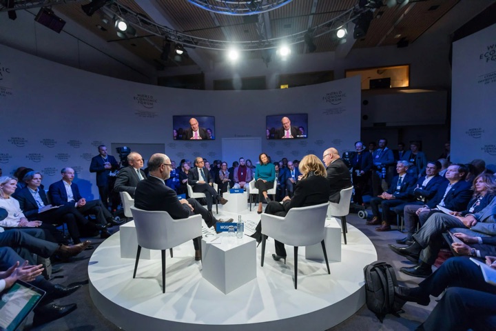 Expertenrunde im Gespräch an einem runden Tisch